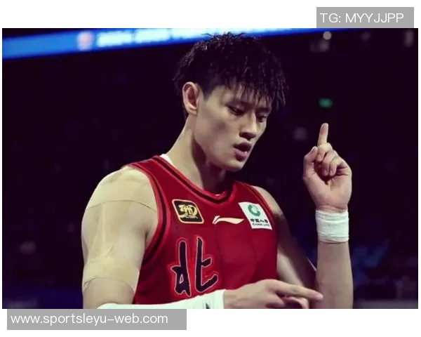 蔡老板昨晚与曾凡博击掌鼓励并嘱咐教练多给予他上场机会